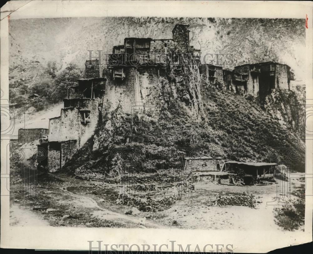 1928 Press Photo Painting of Hayseur pagan fortress at Caucasus Mts - Historic Images