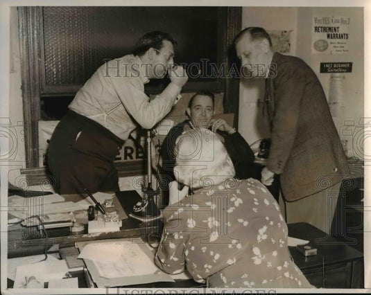 1939 Press Photo "Ham and Egg" leader hears news of pension vote ending in loss - Historic Images