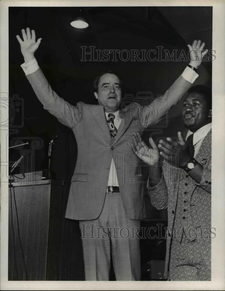 1972 Press Photo Sargent Shriver if Shaw High School - Historic Images