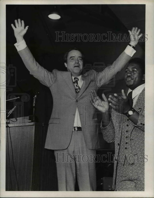 1972 Press Photo Sargent Shriver if Shaw High School - Historic Images