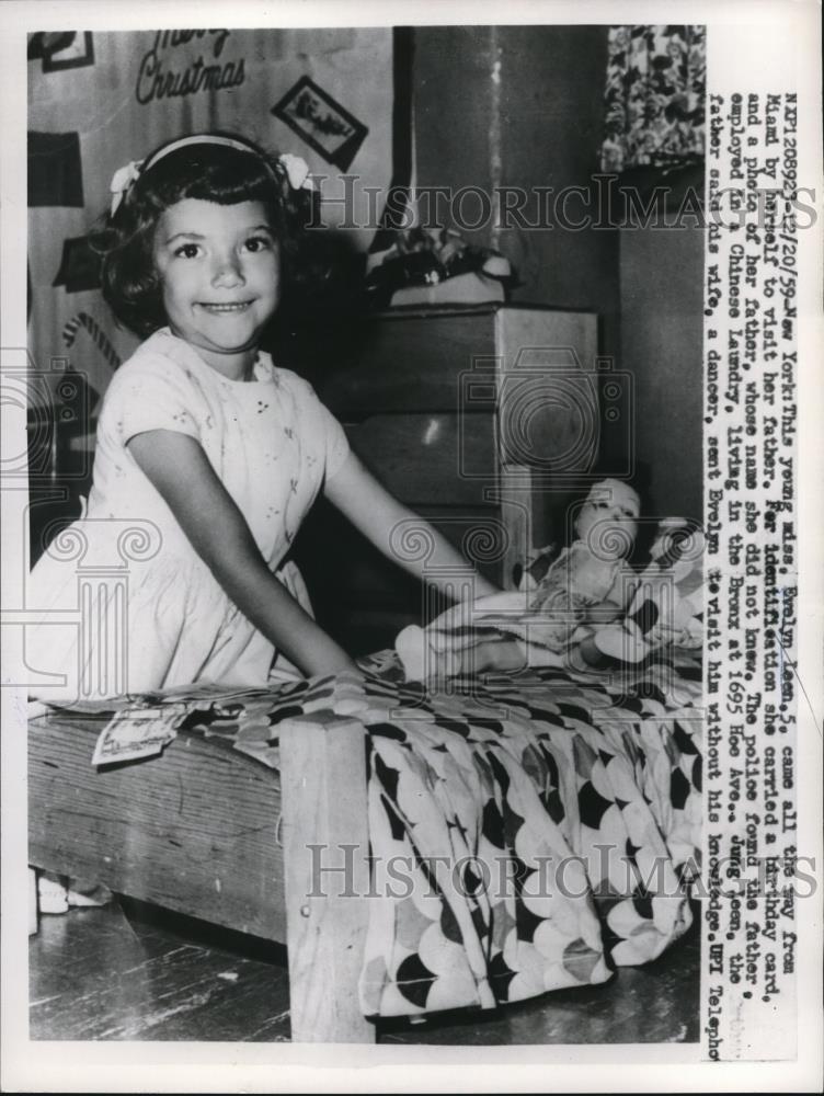 1959 Press Photo Evelyn Leon in New York Visiting Father She Had Never Met - Historic Images