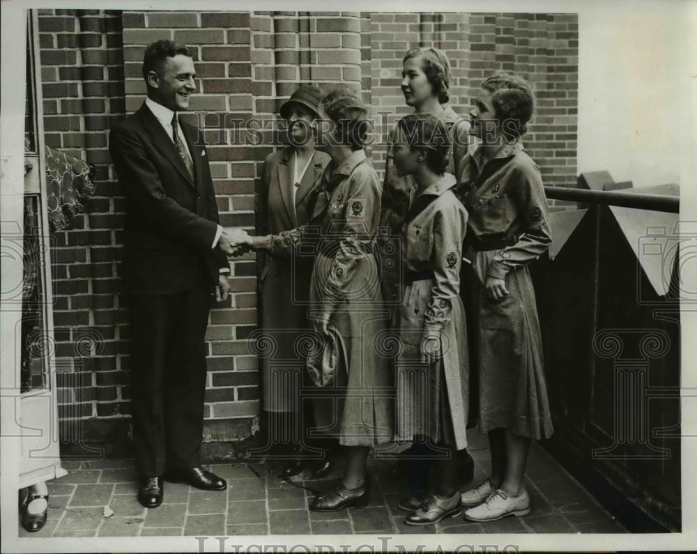 1933 Press Photo Swiss Consul General Dr. Victor Neff Meets Girl Scout Delegates - Historic Images