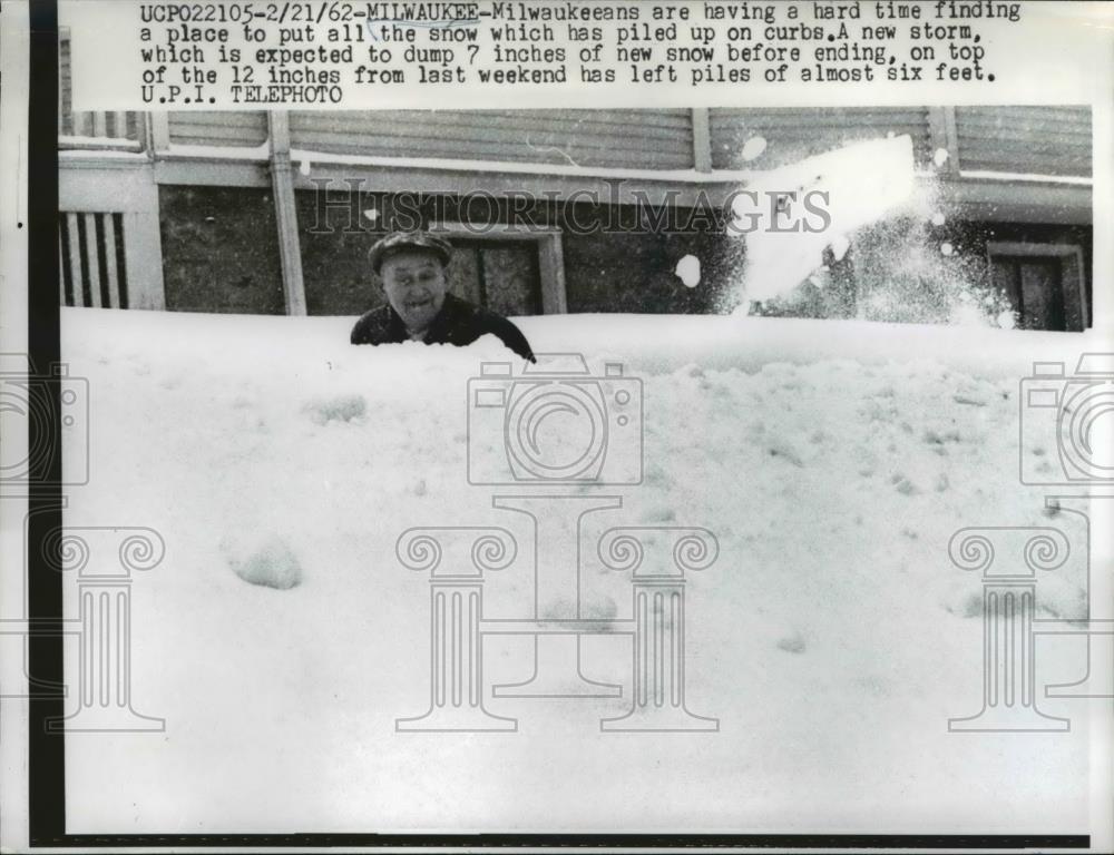 1962 Press Photo Milwaukee ans are having a hard hard time to find place 4 snow - Historic Images