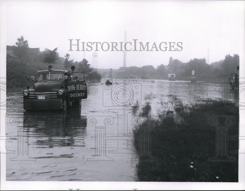 1959 Press Photo Truck Towing Car During Cleveland Flood - Historic Images