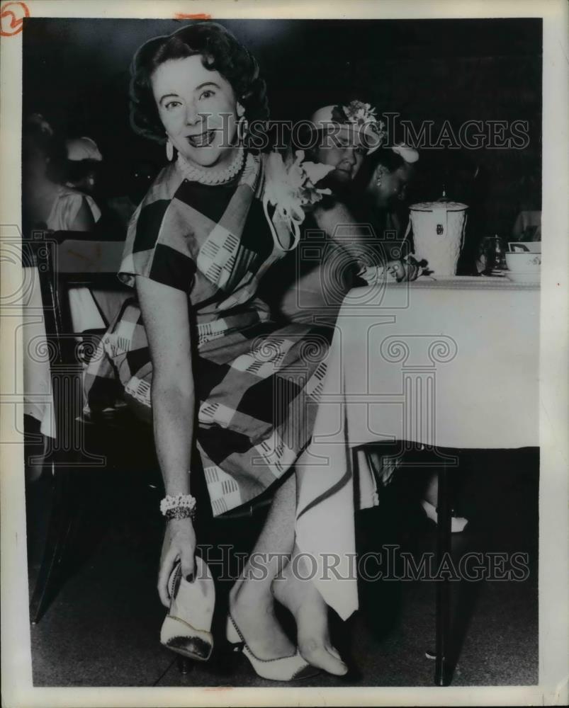 1958 Press Photo Nancy Kefauver Resting Feet Knoxville Tennessee - Historic Images