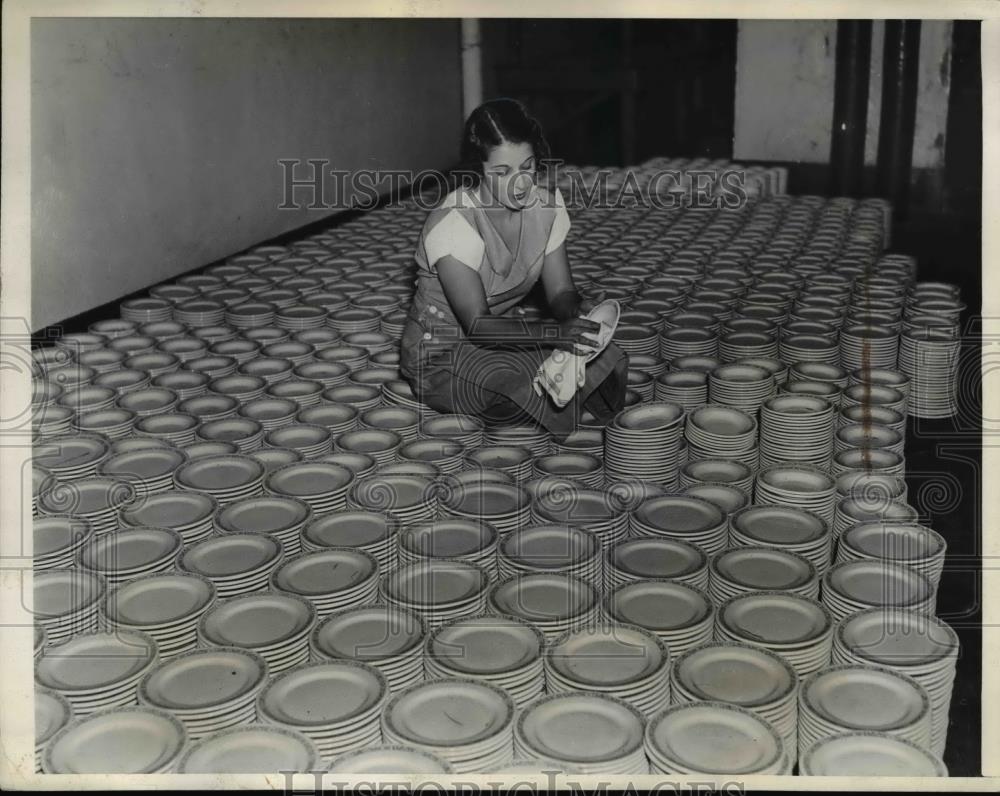 1936 Press Photo Louise Lared polishing 22,800 dishes to feed 3,000 delegates,WA - Historic Images