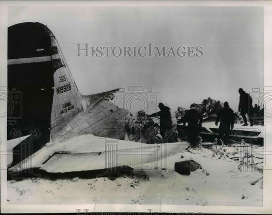 1951 Press Photo 1951 Press Photo of rescue workers recovering articles from a M - Historic Images