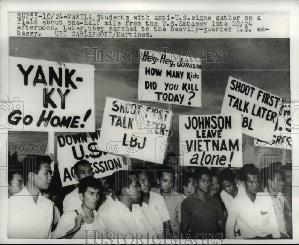 1966 Press Photo The students with the anti U.S. signs outside U.S. embassy - Historic Images