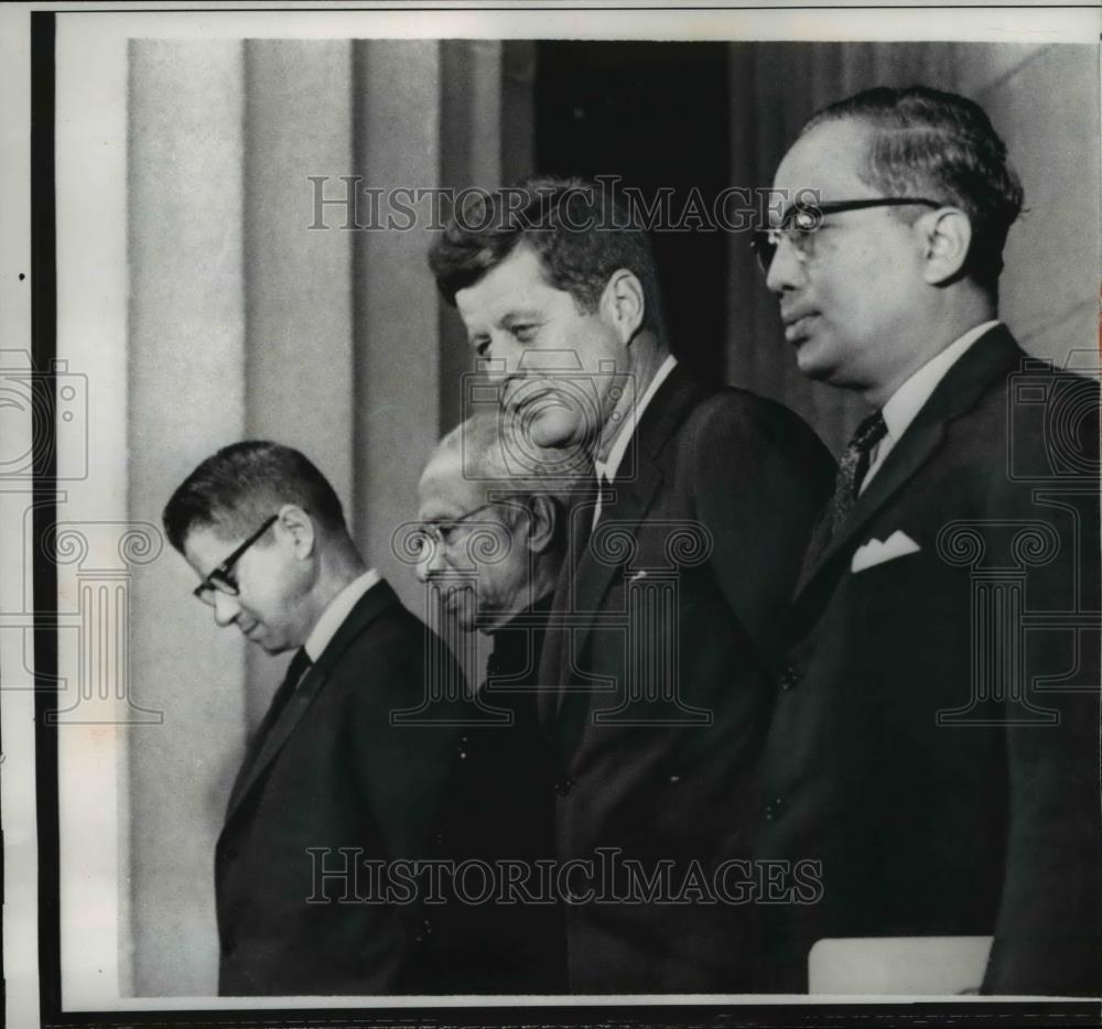 1963 Press Photo of President Kennedy during moment of silence. - Historic Images