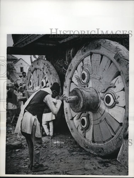 1963 Press Photo Katmandu Nepal Nepal residen bows & prays at a chariot - Historic Images