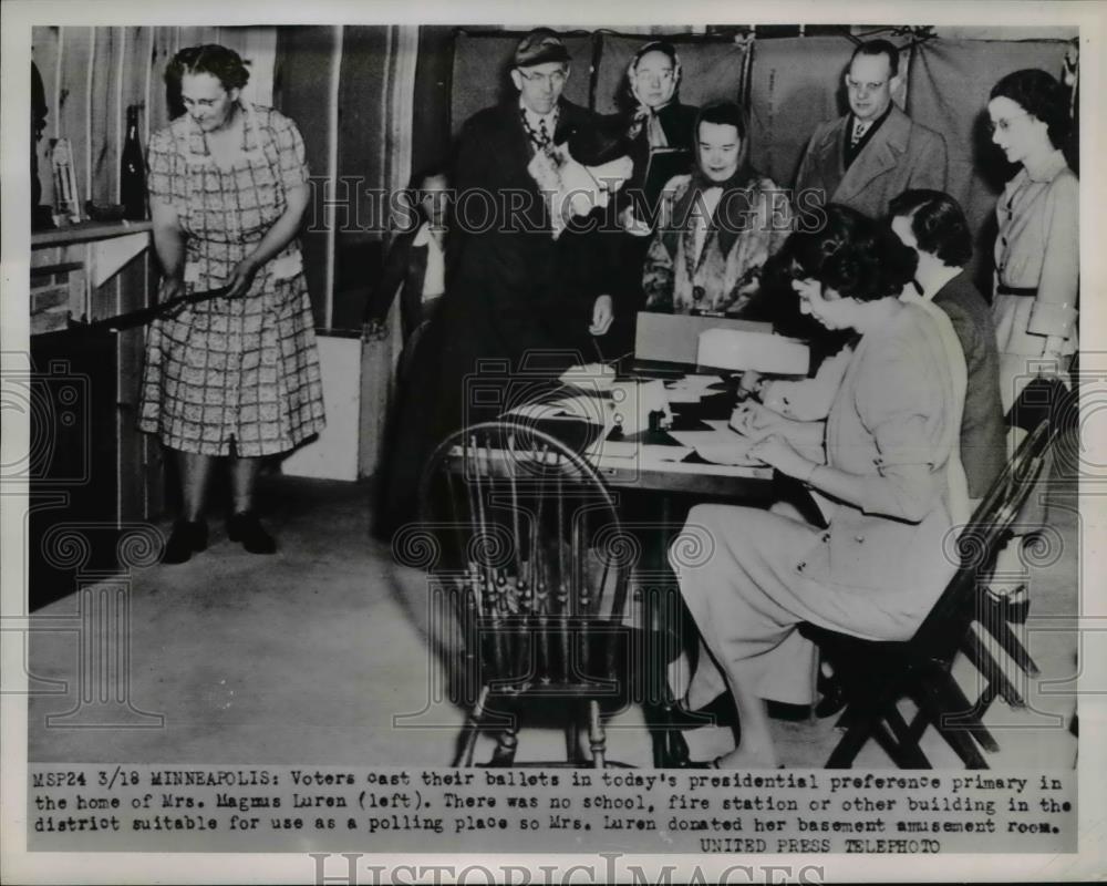 1952 Press Photo Voters Cast ballots at home of Mrs. Magnus Luren - Historic Images