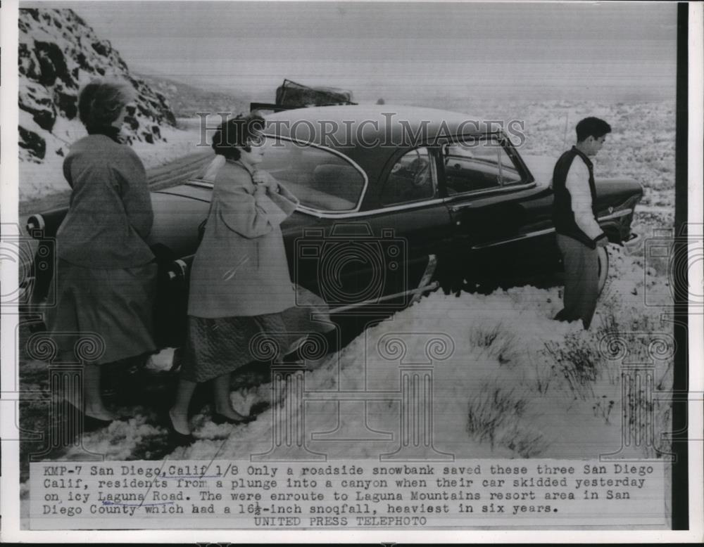 1955 Press Photo Car Skids on Icy Laguana Road in San Diego, California - Historic Images