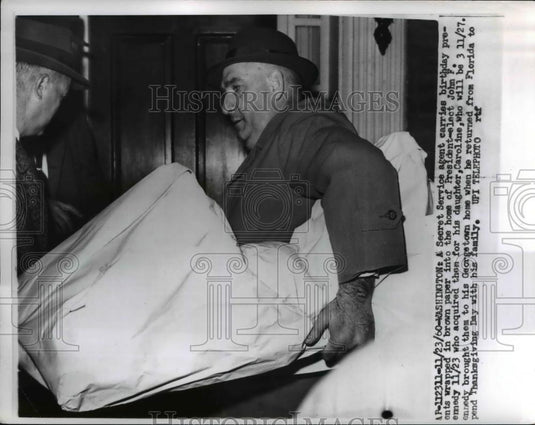 1960 Press Photo Secret Service Agent Carries Caroline Kennedy's Birthday Gift - Historic Images