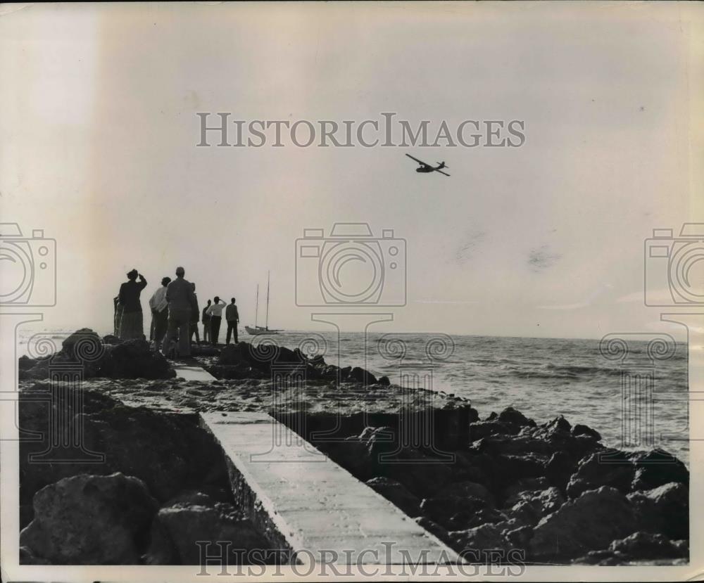 1951 Press Photo Coast Guard Plane Circles St. Petersburghschoener of Venice - Historic Images