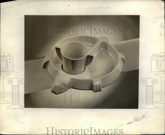 1940 Press Photo New Dinnerwear Design For Children Prevents Spilling & Hurling - Historic Images
