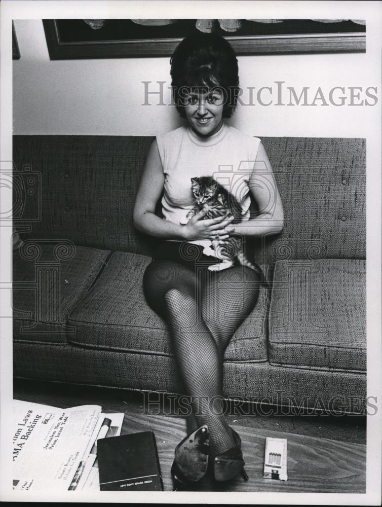 1967 Press Photo Mrs. Sue Mulkback of Warrensville Heights with her kitten - Historic Images