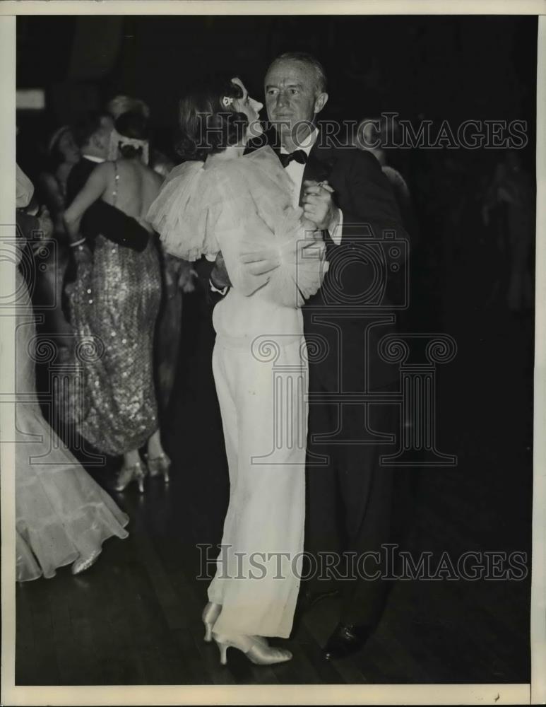 1934 Press Photo Mrs. T. Markoe Robertson dancing with Mr. Harvey Shaffer - Historic Images