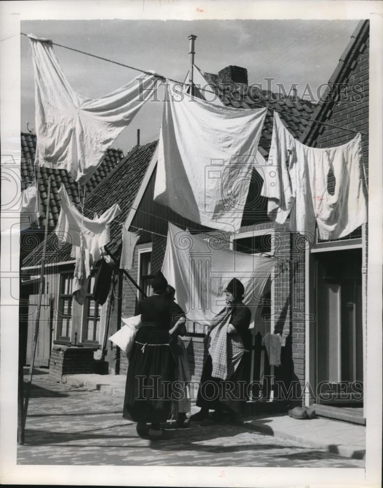 1949 Press Photo Volemdam Holland women hang laundry to dry in the streets - Historic Images