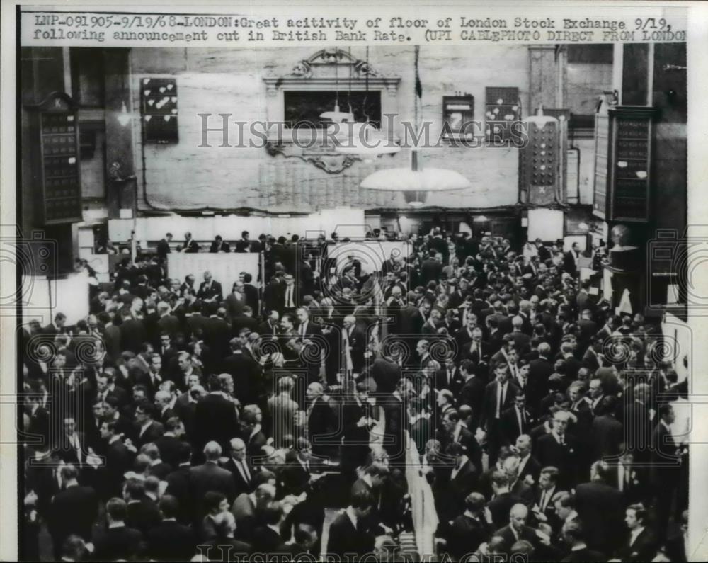 1968 Press Photo of the floor of the London Stock Exchange. - nee36646 - Historic Images