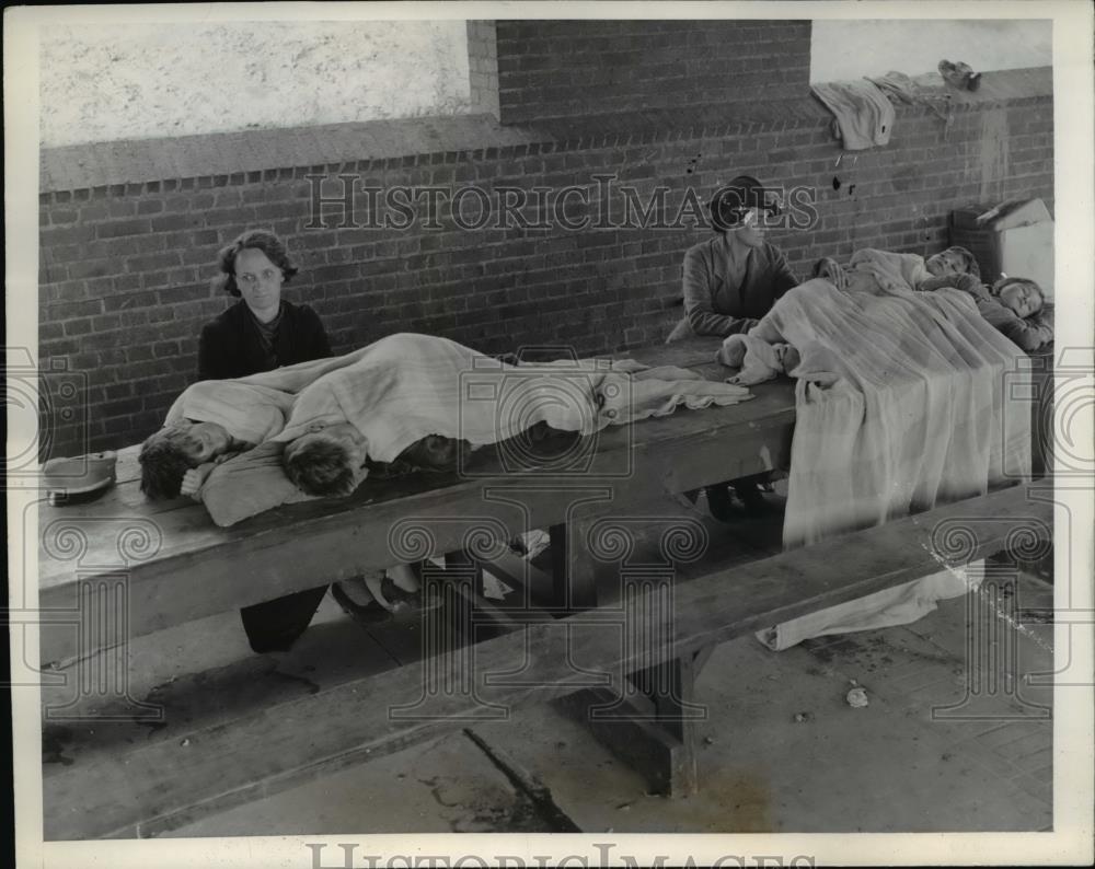 1938 Press Photo Mrs. Emma Kruis and Mrs. Jessie Ferguson with children - Historic Images