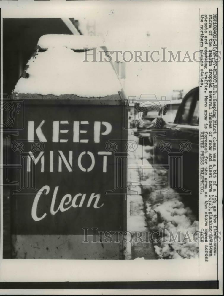 1957 Press Photo Sign Reading &quot;Keep Minot Clean&quot; After Snowfall, North Dakota - Historic Images