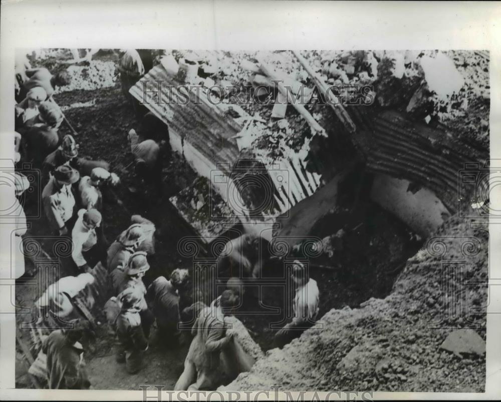 1945 Press Photo Workers Clear Debris after Road Caves in Libson, Portugal - Historic Images