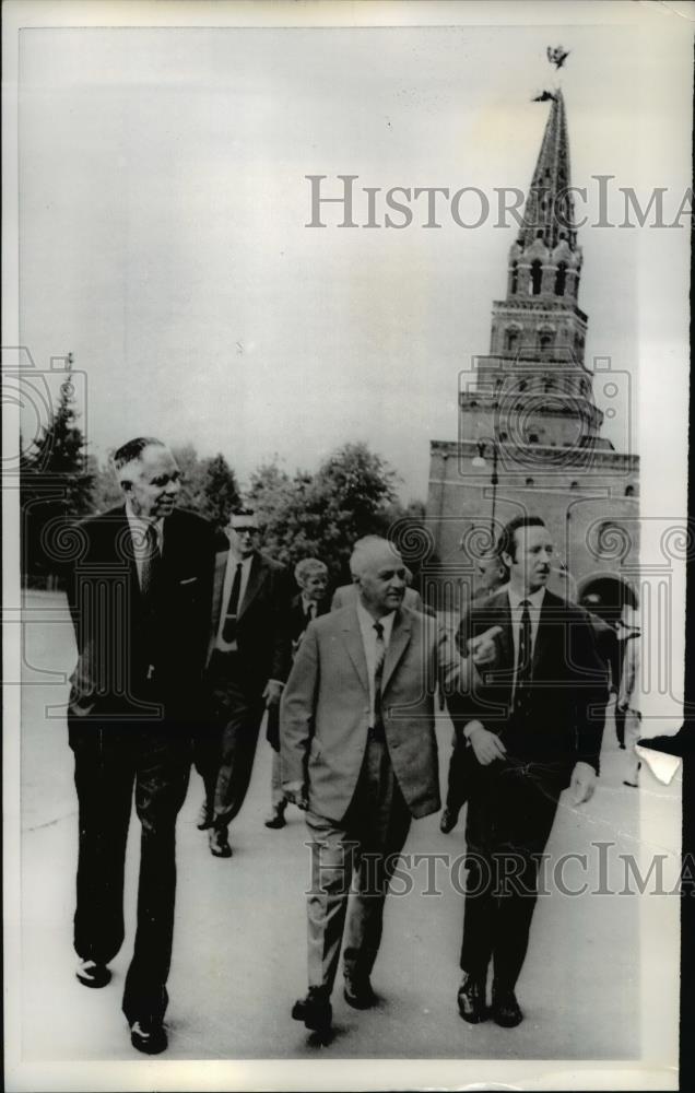 1971 Press Photo Nobel Prize Laureate Glenn Seaborg, A Potrouianto in Moscow - Historic Images