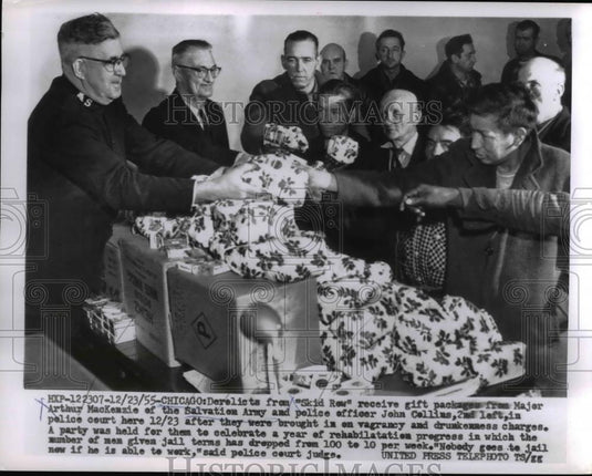 1955 Press Photo Criminals recieve gifts from the Salvation Army at a party - Historic Images
