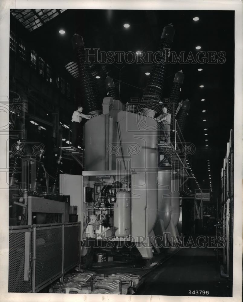 1954 Press Photo Circuit Breaker controls electric power used by Pittsburgh, PA - Historic Images