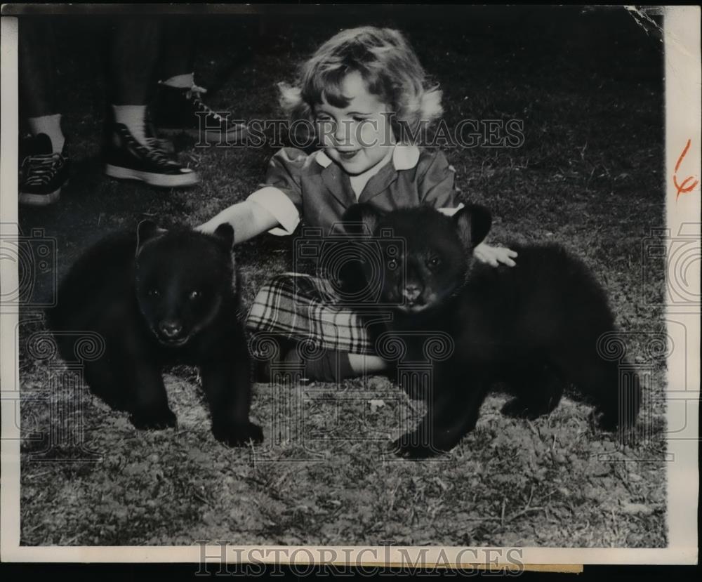 1953 Press Photo Mary Bryant holds baby cubs on campus - Historic Images