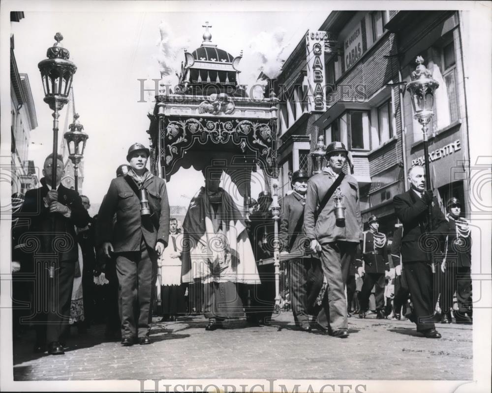 1950 Press Photo Monsignor De Smeet, leads a procession towards the Cathedral. - Historic Images