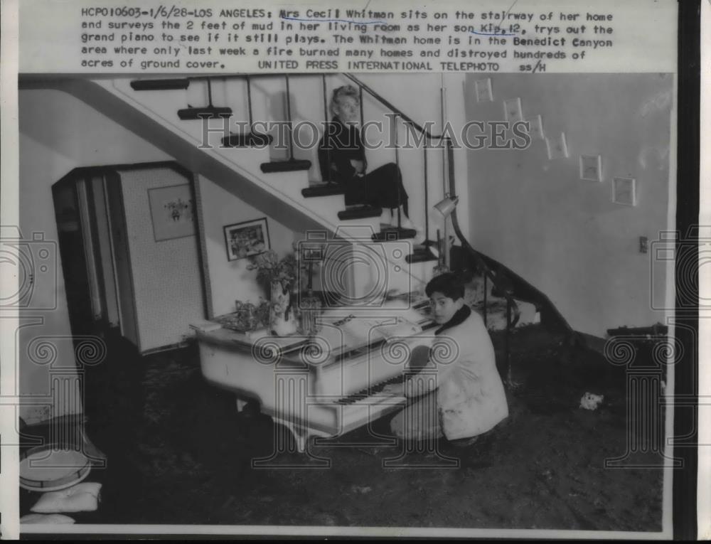 1959 Press Photo Mrs. Cecil Whitman and son Kip after the fire in their area - Historic Images