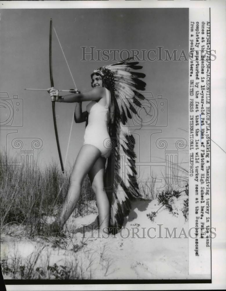 1958 Press Photo Pat Rhea stalking a thanksgiving turkey in Florida - Historic Images