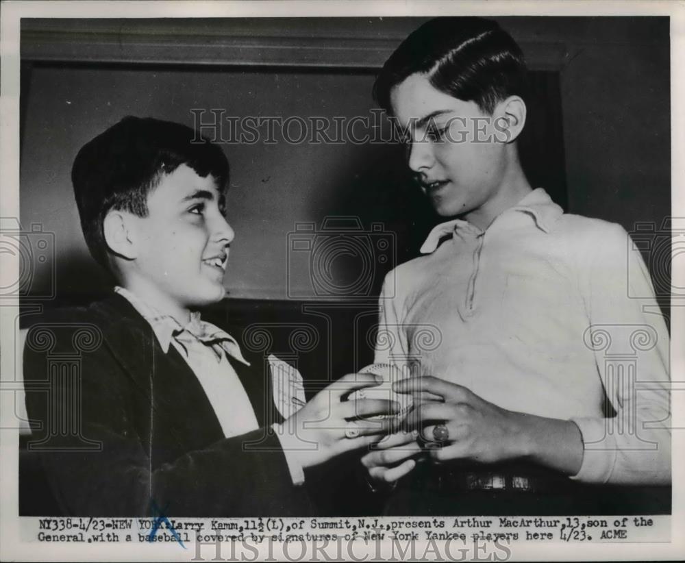 1951 Press Photo Larry Kamm presents the A. MacArthur the baseball - Historic Images