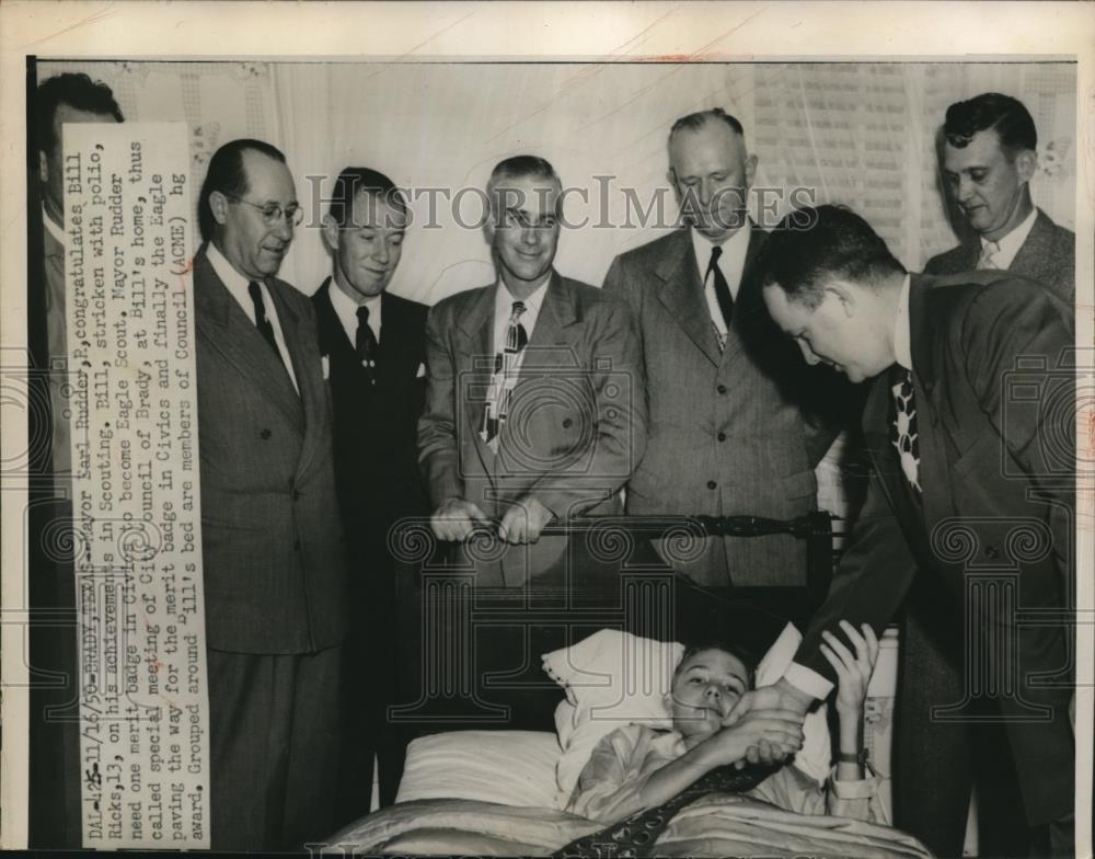 1950 Press Photo Mayor Earl Rudder congratulates Sct Bill Ricks on achievements - Historic Images