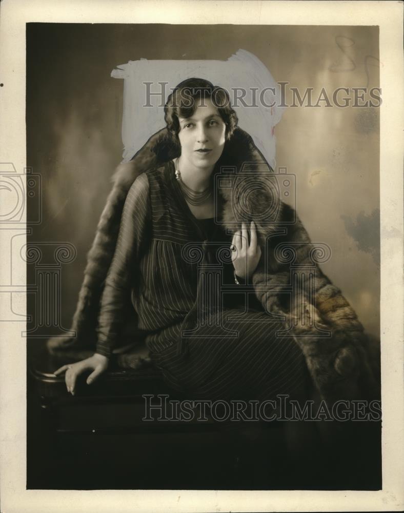 1929 Press Photo Miss Clara Weyaud of John Carrall Guild in Ohio - Historic Images