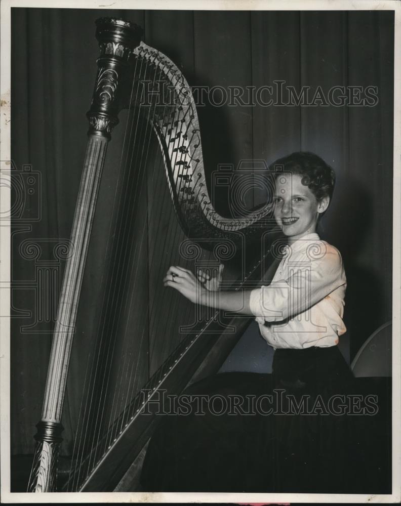 1958 Press Photo Elizabeth Walter member of Harding Chorus, Lakewood, Ohio - Historic Images