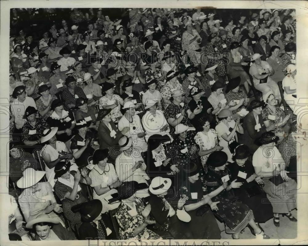 1937 Press Photo Warren Women In Back To Work To Re-Open Steel Mills - Historic Images