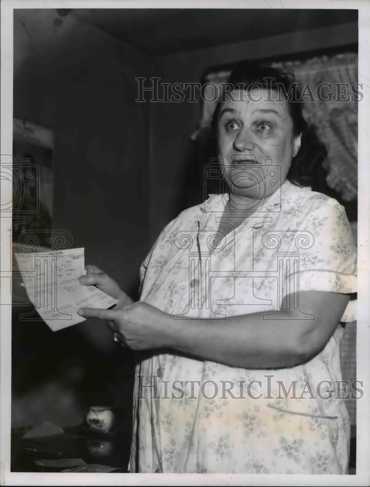 1961 Press Photo Mrs.Thomas Rini of Bedford shows a copy of her bill - Historic Images
