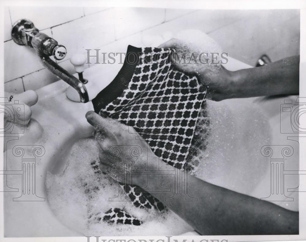 1960 Press Photo Washing Cotton Knit - Historic Images