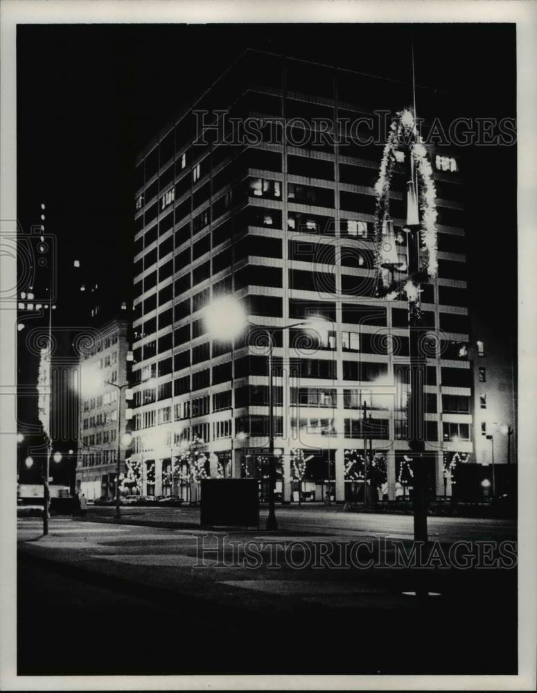 1971 Press Photo Cuyahoga Saving Bldg In Background - Historic Images