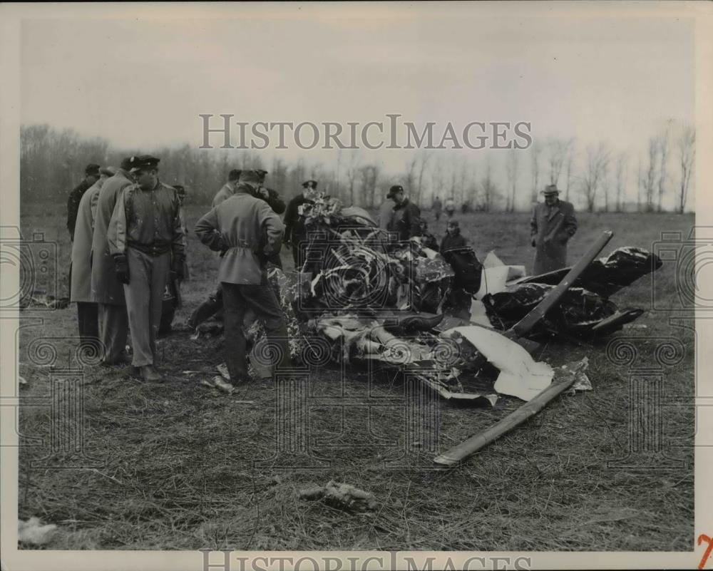 1951 Press Photo of a crashed plane in Cleveland, Ohio. - Historic Images