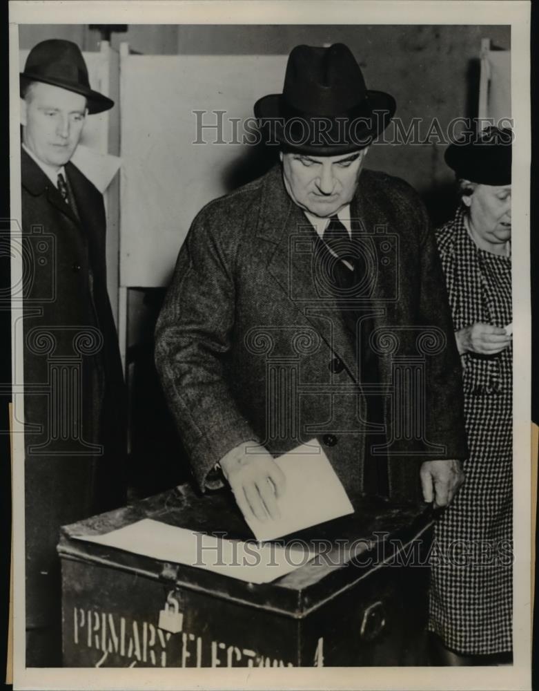 1940 Press Photo US Senator Joseph F Guffey Voting - Historic Images