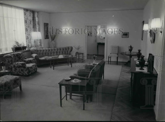 1951 Press Photo Living room in 3-bedroom apartment, American HICOG Housing Proj - Historic Images