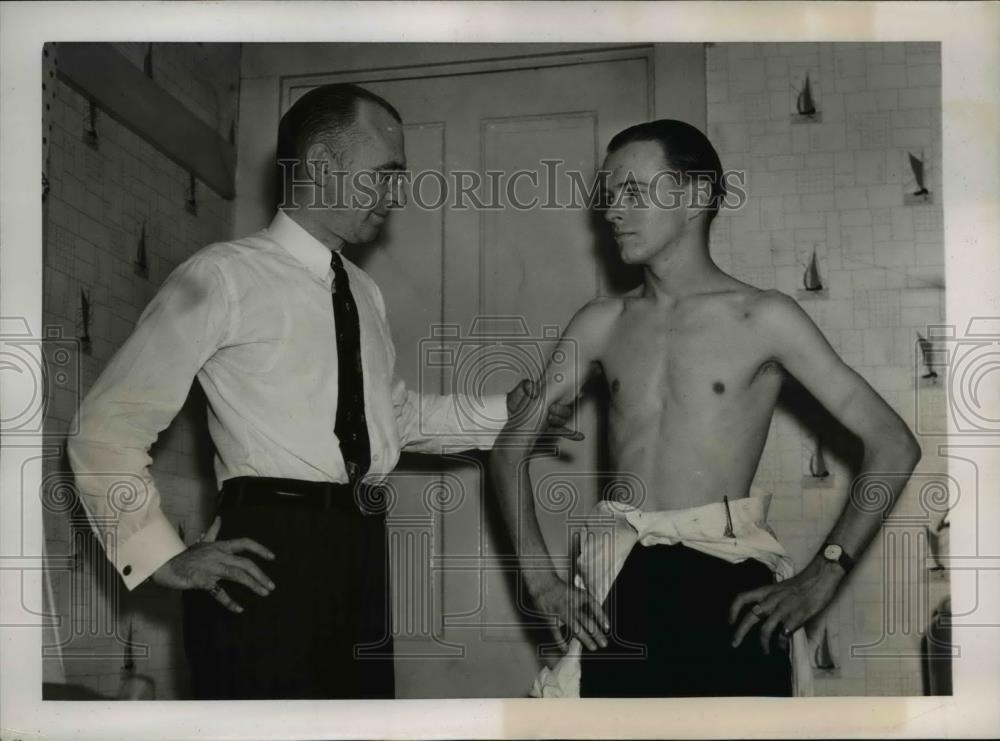 1938 Press Photo Prosecutor Ralph Ingalls with Paul Dwyer who strips before jury - Historic Images