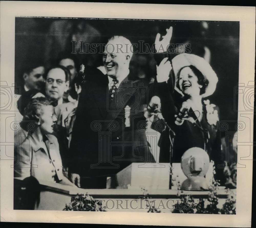 1948 Press Photo Ealr Warren,running mate of Thomas Dewey, with his wfie - Historic Images