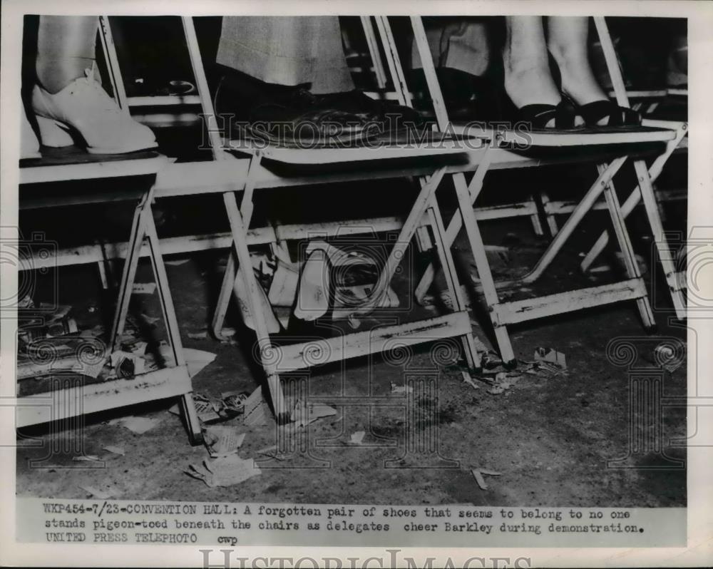 1952 Press Photo The pair of shoes to a pigeon toed beneath the chairs - Historic Images