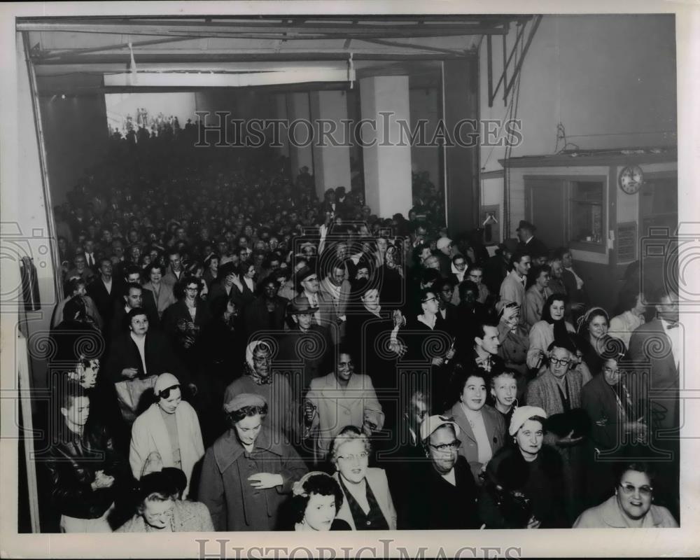 1955 Press Photo White Elephant Sale Shoppers - Historic Images