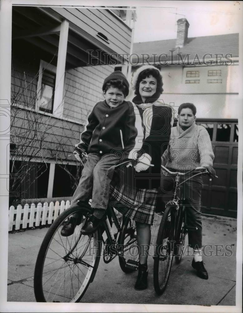 1963 Press Photo Mrs Lorraine Nicoli of Belmont Massachusetts Heart Mother Year - Historic Images