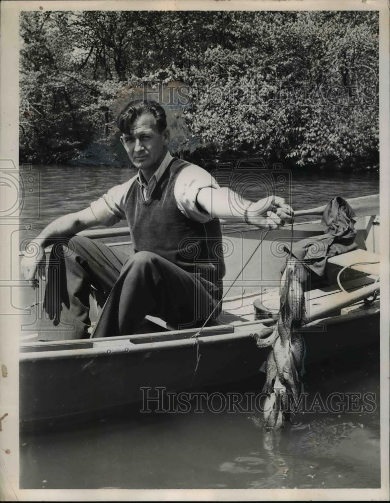 1925 Press Photo R.H. Perry of Bath with crappies caught at Hinckley Lake - Historic Images